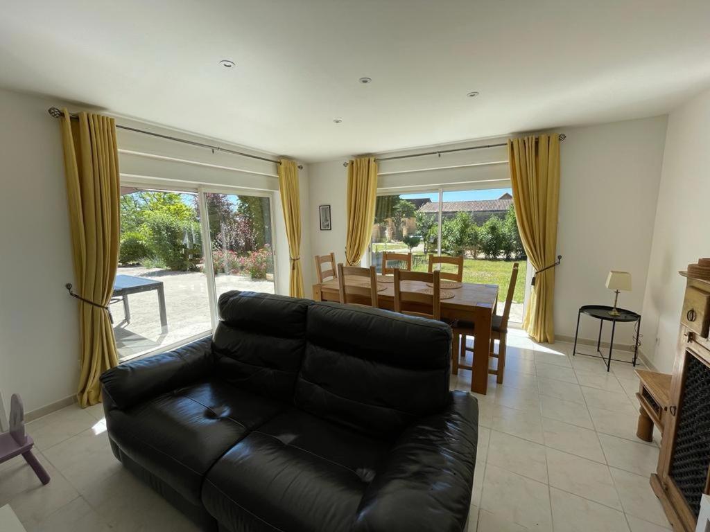 Beautiful 4 Bedroom Country Sleeps 7 Holiday home Saint-Cybranet